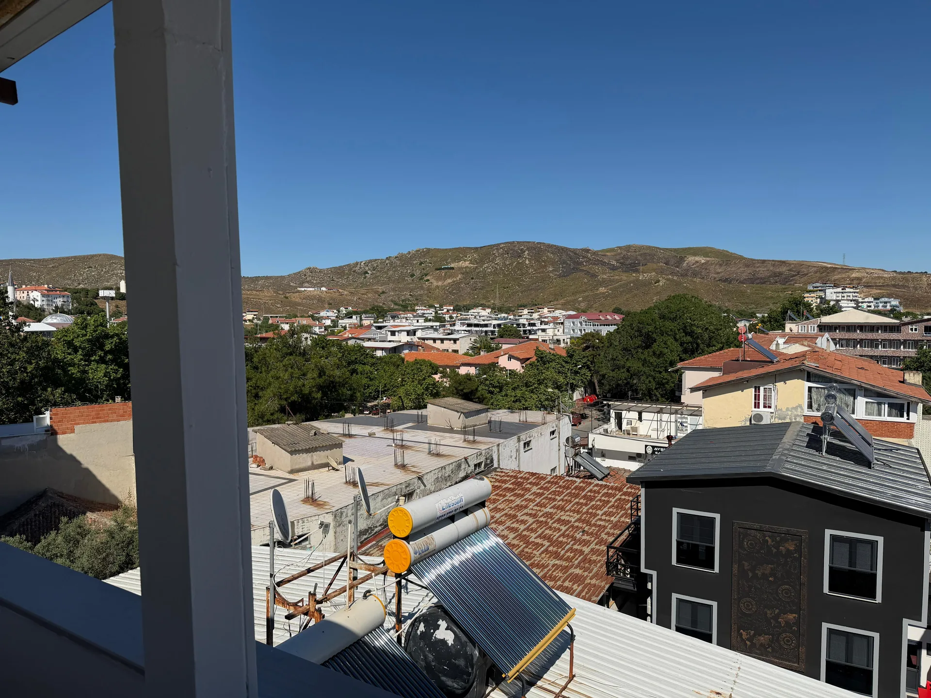 Zozan Otel terasından Avşa deniz manzarası